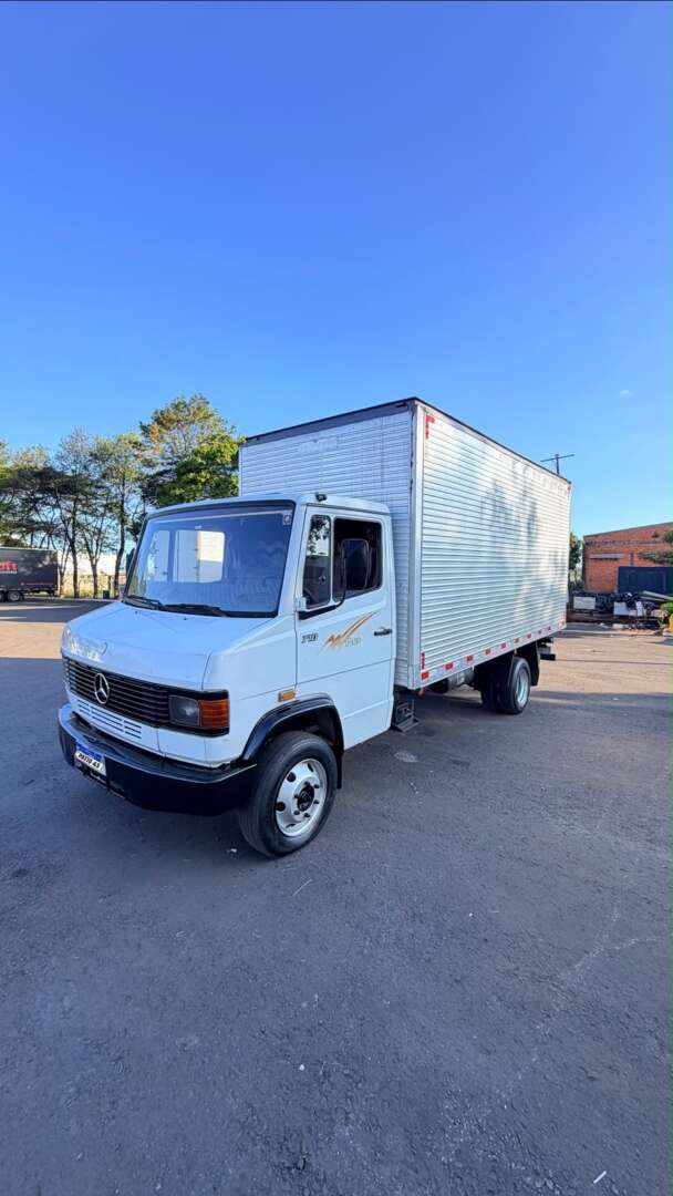 Caminhão MERCEDES BENZ MB 710 Baú Furgão ANO 2003 de Pátio 43 no Paraná