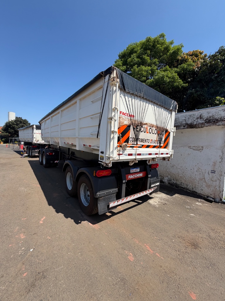 Carreta RODOTREM BASCULANTE Facchini ANO 2023 9 Eixos de Pátio 43 no Paraná
