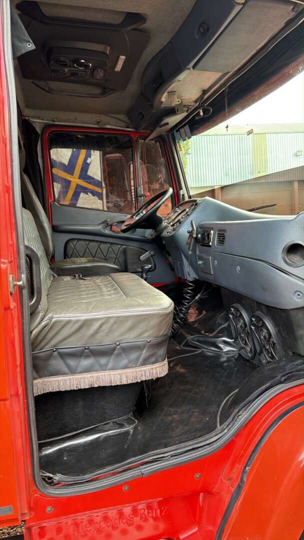 Caminhão MERCEDES BENZ MB 1620 Baú Furgão ANO 2003 de Pátio 43 no Paraná