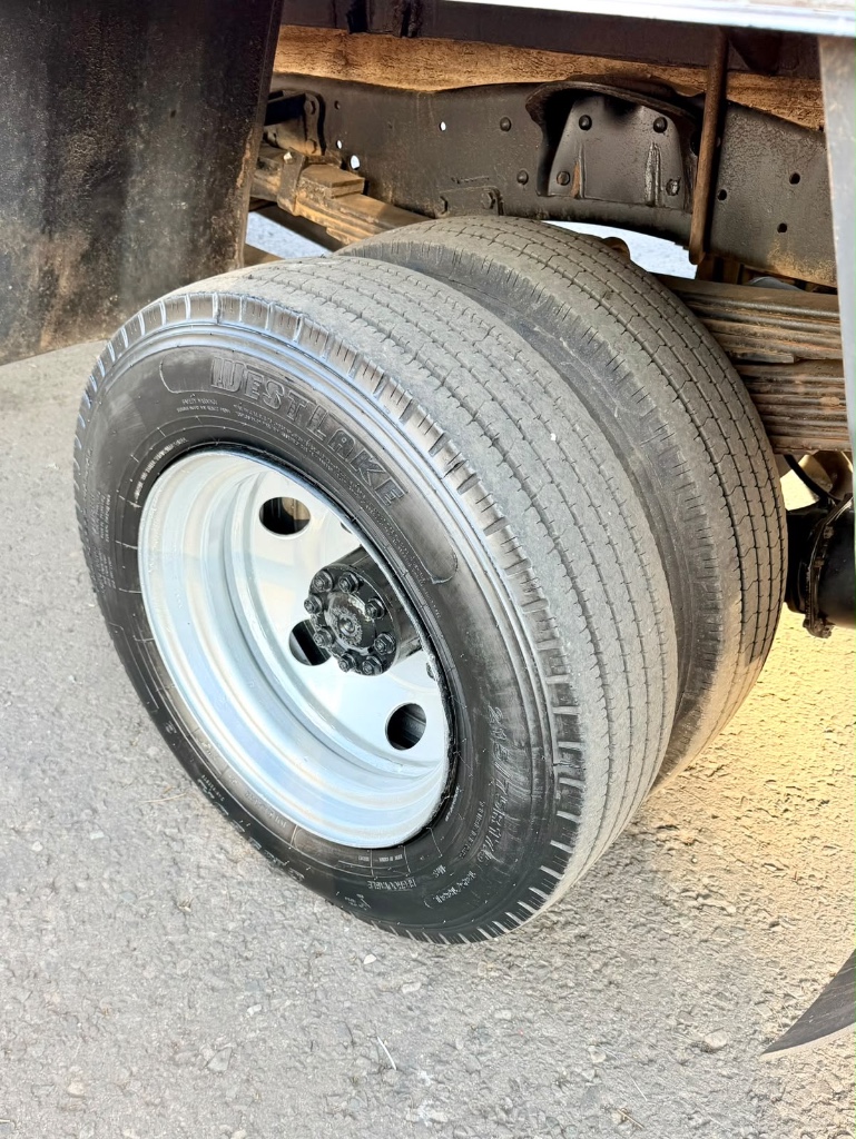 Caminhão MERCEDES BENZ MB 710 Baú Furgão ANO 2003 de Pátio 43 no Paraná