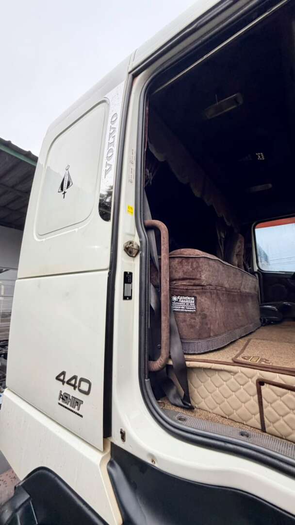Caminhão VOLVO FH 440 Cavalo Mecânico ANO 2010 de Pátio 43 no Paraná
