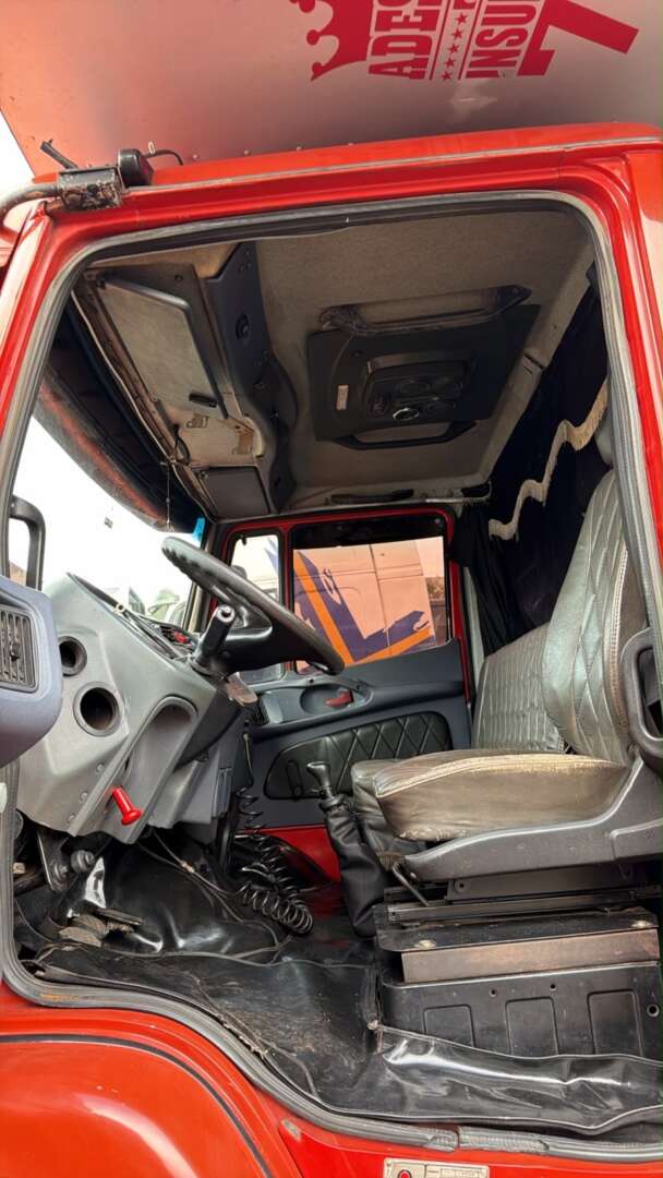 Caminhão MERCEDES BENZ MB 1620 Baú Furgão ANO 2003 de Pátio 43 no Paraná