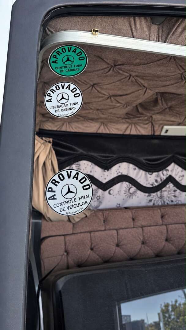 Caminhão MERCEDES BENZ MB 710 Baú Furgão ANO 2003 de Pátio 43 no Paraná