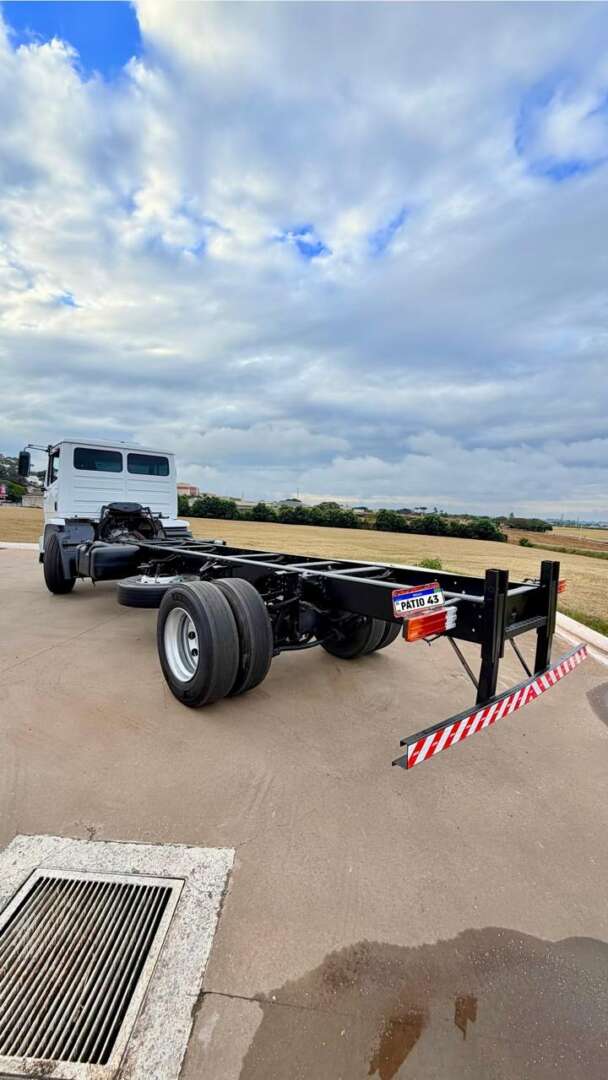 Caminhão MERCEDES BENZ MB 1718 Chassis ANO 2009 de Pátio 43 no Paraná