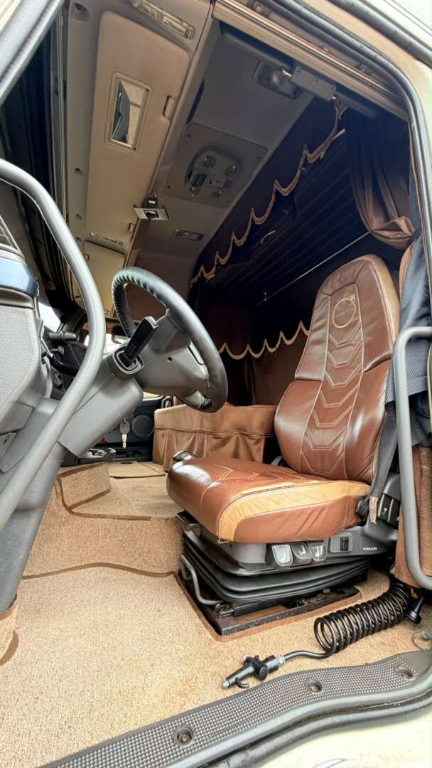 Caminhão VOLVO FH 460 Cavalo Mecânico ANO 2012 de Pátio 43 no Paraná