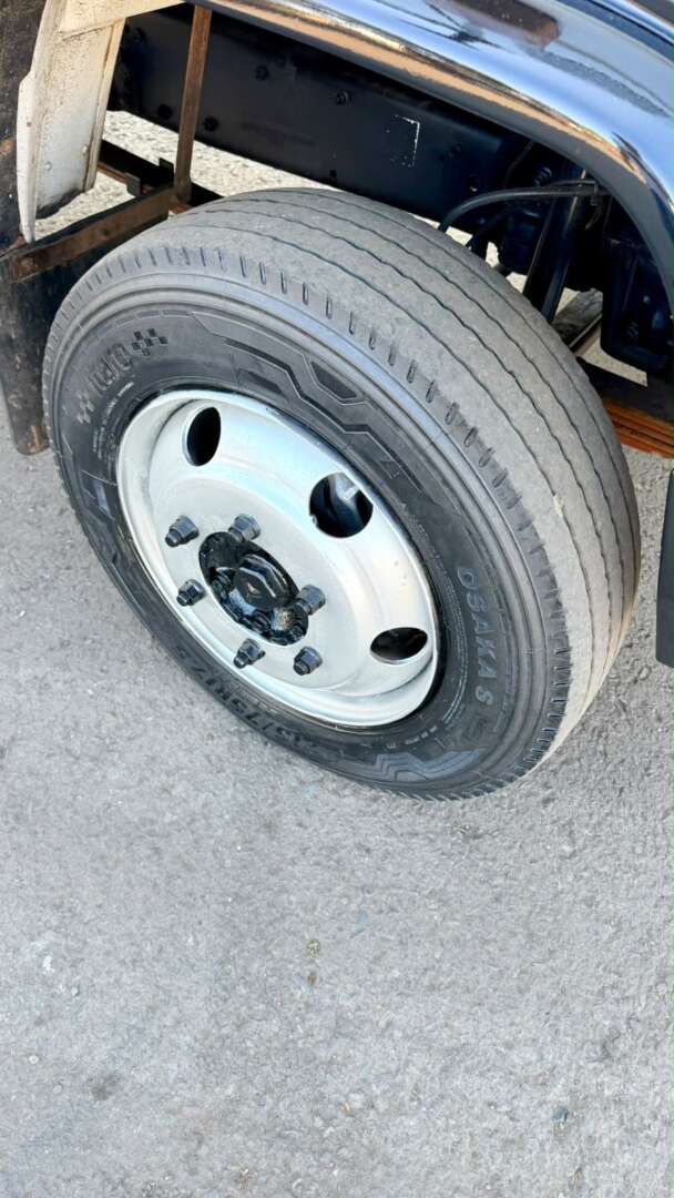 Caminhão MERCEDES BENZ MB 710 Baú Furgão ANO 2003 de Pátio 43 no Paraná