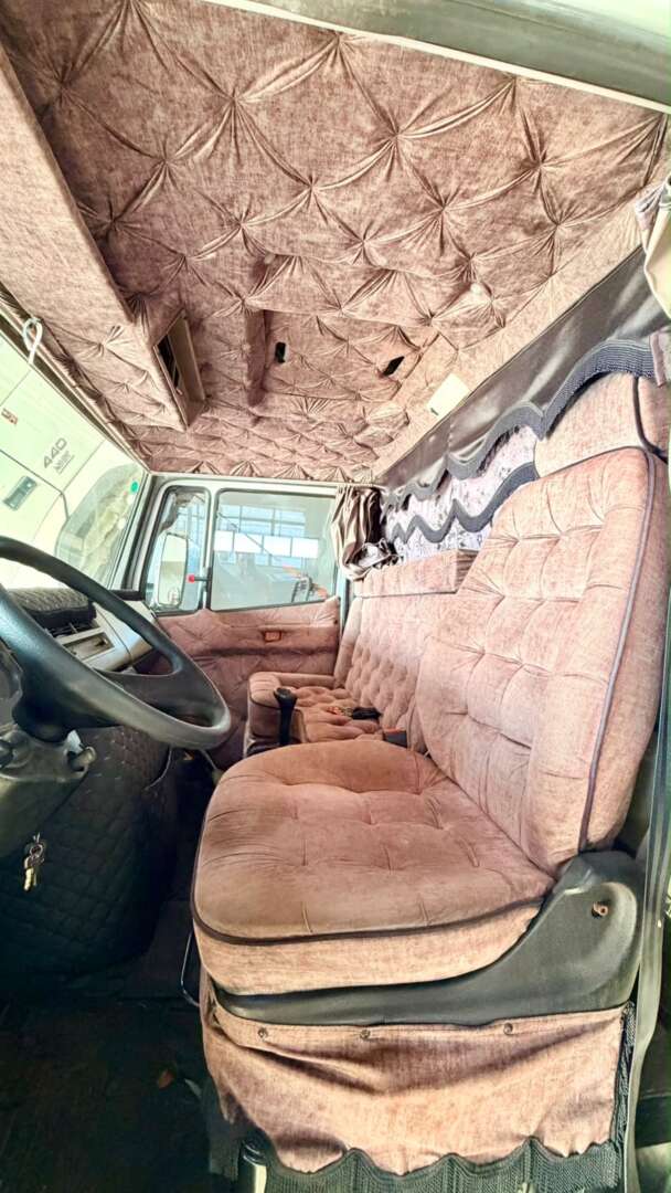 Caminhão MERCEDES BENZ MB 710 Baú Furgão ANO 2003 de Pátio 43 no Paraná