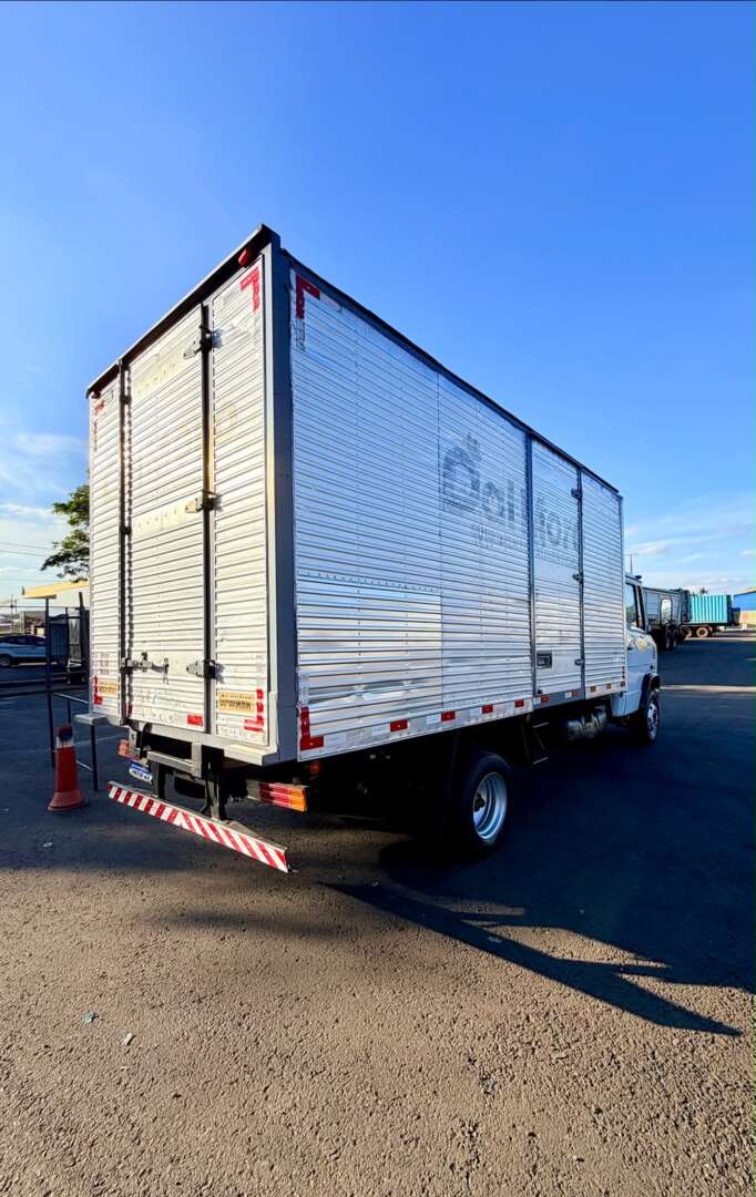 Caminhão MERCEDES BENZ MB 710 Baú Furgão ANO 2003 de Pátio 43 no Paraná