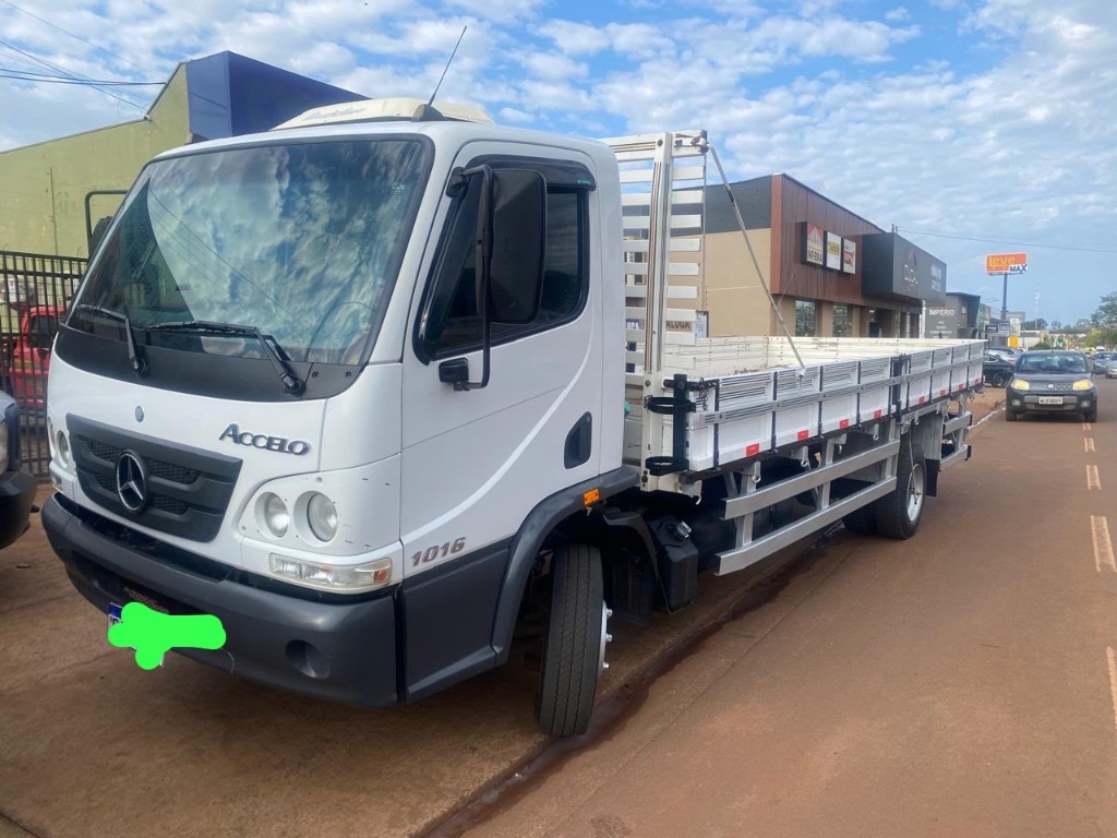 Caminhão MERCEDES BENZ MB 1016 Aves Vivas ANO 2018 de Pátio 43 no Paraná