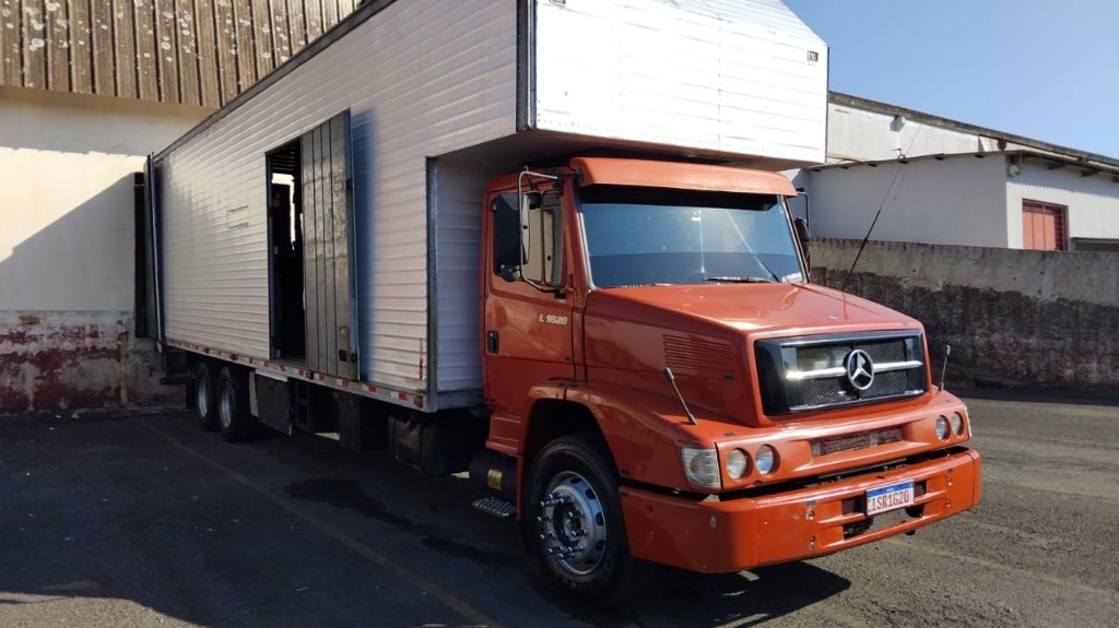 Caminhão MERCEDES BENZ MB 1620 Baú Furgão ANO 2003 de Pátio 43 no Paraná