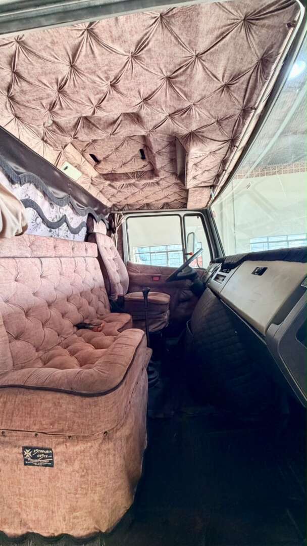 Caminhão MERCEDES BENZ MB 710 Baú Furgão ANO 2003 de Pátio 43 no Paraná