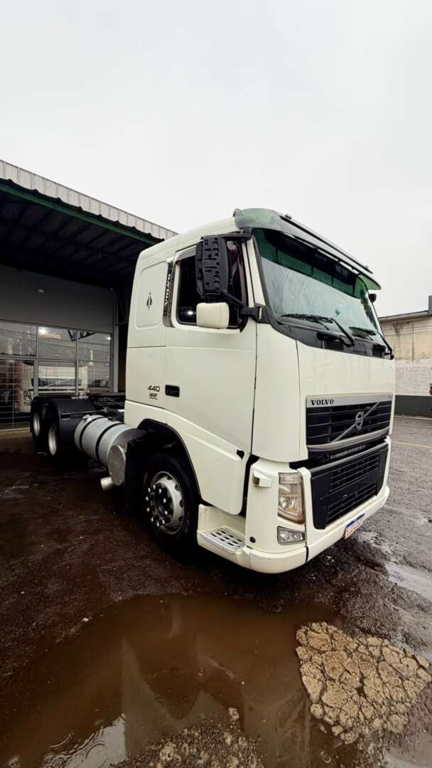 Caminhão VOLVO FH 440 Cavalo Mecânico ANO 2010 de Pátio 43 no Paraná