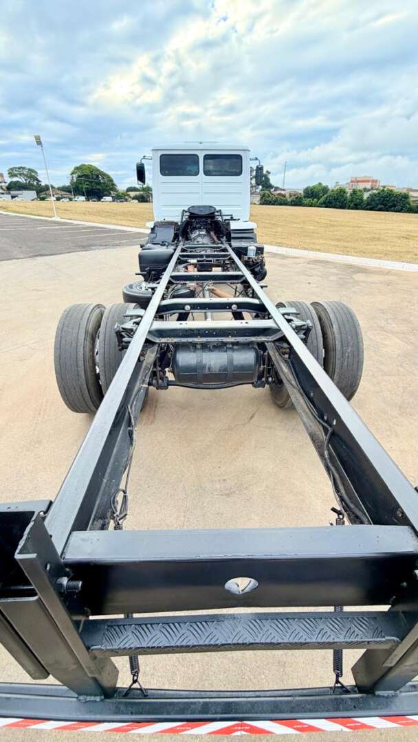 Caminhão MERCEDES BENZ MB 1718 Chassis ANO 2009 de Pátio 43 no Paraná