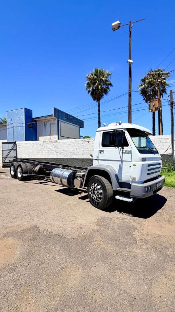 Caminhão VOLKSWAGEN VW 17250 Chassis ANO 2009 de Pátio 43 no Paraná