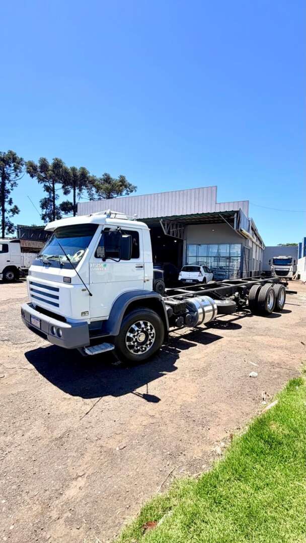 Caminhão VOLKSWAGEN VW 17250 Chassis ANO 2009 de Pátio 43 no Paraná