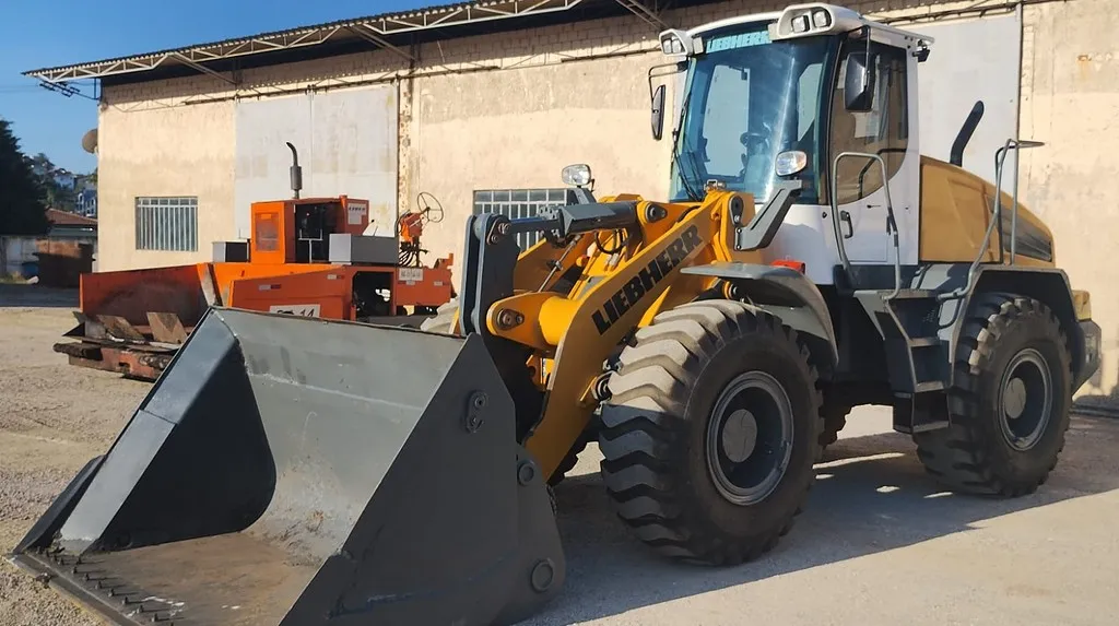 PA CARREGADEIRA LIEBHERR L538 ANO 2014 de Br Tratores no Paraná