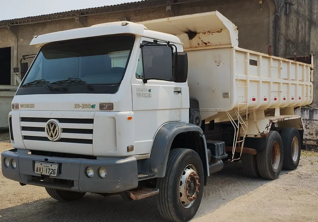 Caminhão VOLKSWAGEN VW 26260 Caçamba Basculante ANO 2012 de Br Tratores no Paraná