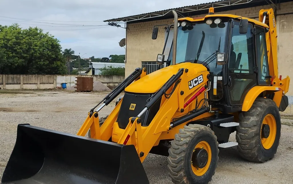 RETRO ESCAVADEIRA JCB 3CX ANO 2021 de Br Tratores no Paraná