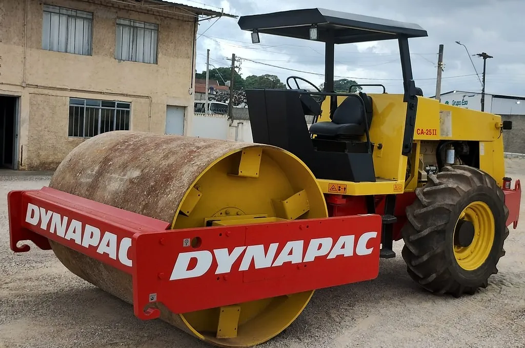 ROLO COMPACTADOR DYNAPAC CA25 ANO 2004 de Br Tratores no Paraná