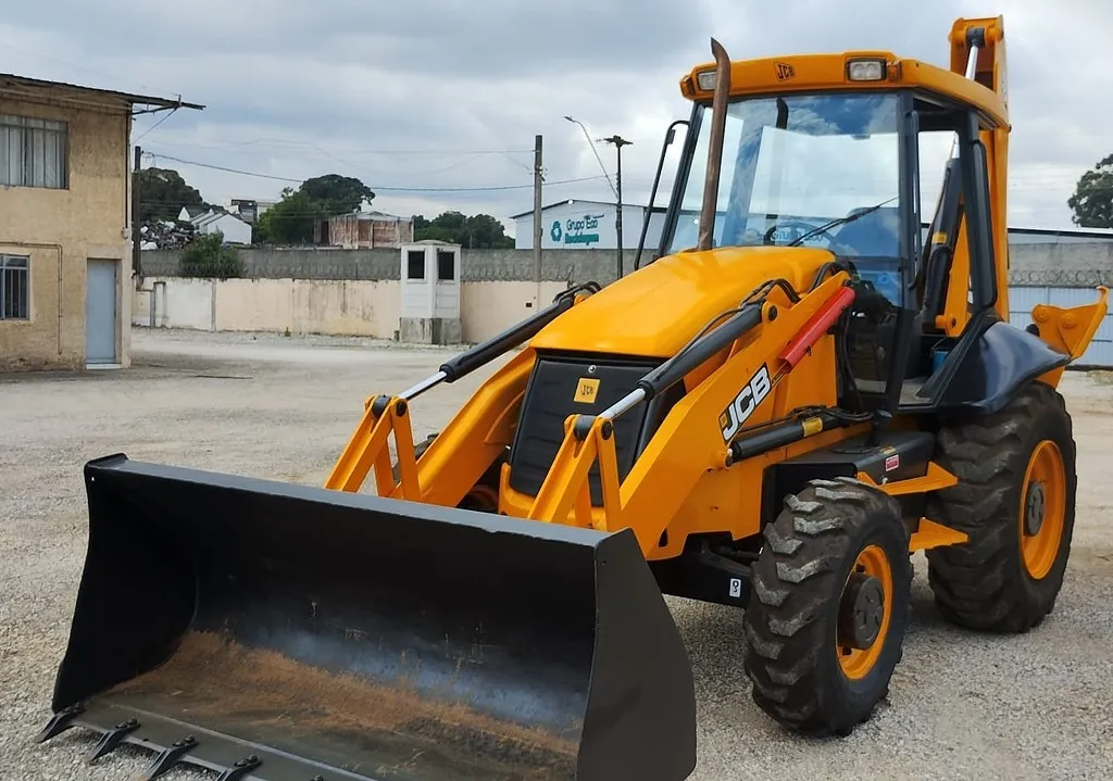 RETRO ESCAVADEIRA JCB 3С ANO 2013 de Br Tratores no Paraná