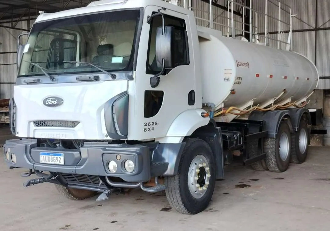 Caminhão FORD CARGO 2628 Tanque Pipa ANO 2012 de Br Tratores no Paraná