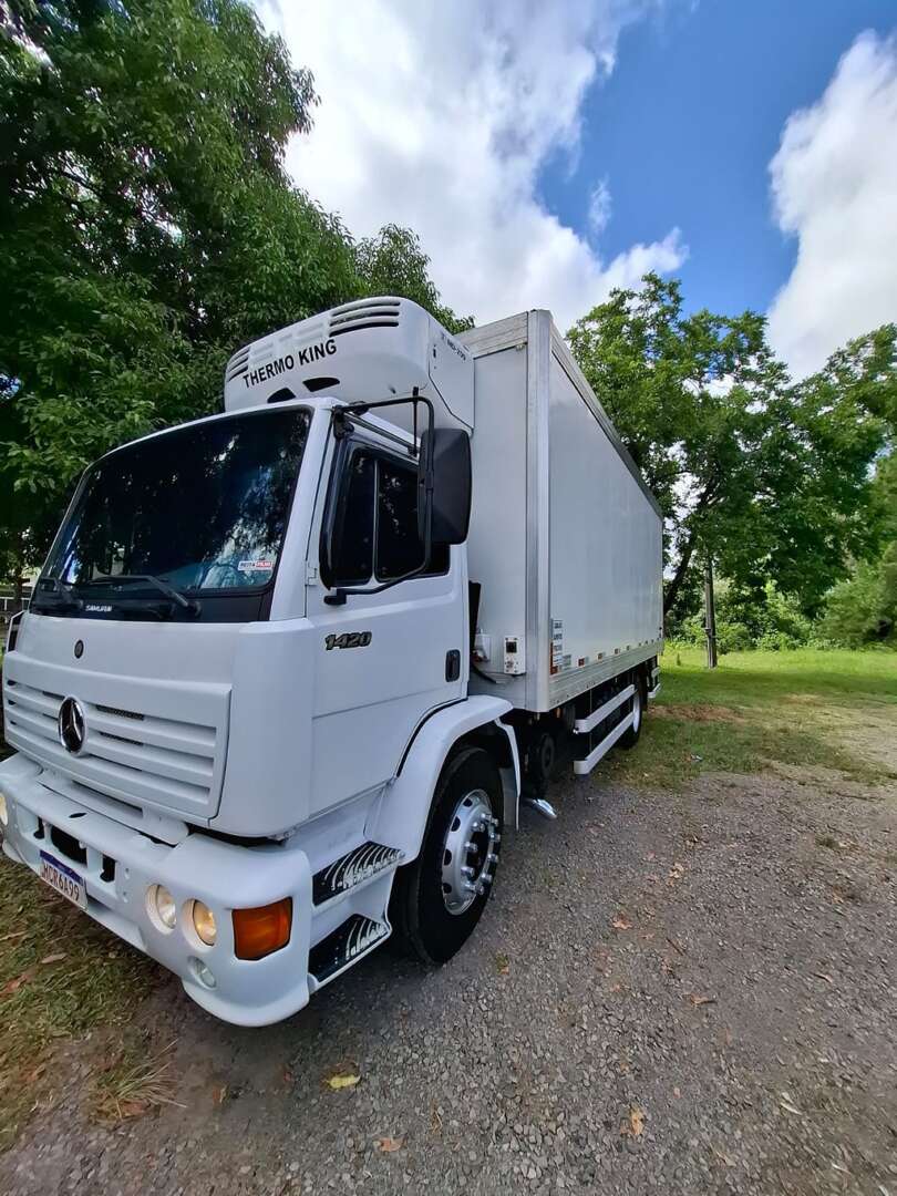Caminhão MERCEDES BENZ MB 1420 Baú Refrigerado ANO 2002 de Venda Truck Anuncios Sta Maria RS na Rio Grande do Sul