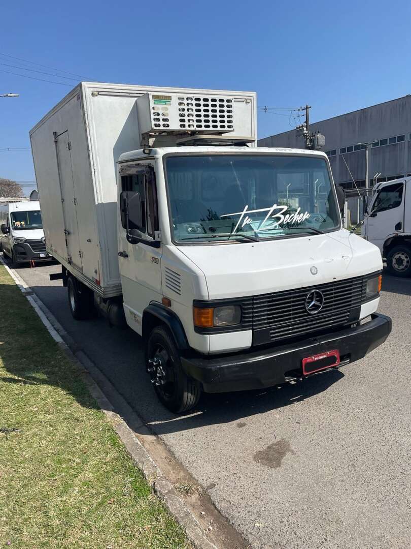 Caminhão MERCEDES BENZ MB 710 Baú Furgão ANO 2002 de Rivasul Caminhões no Paraná
