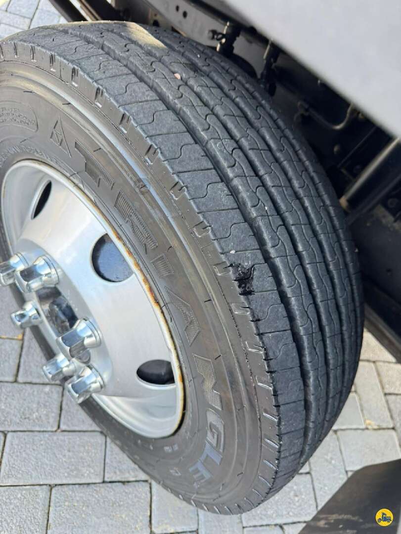 Caminhão VOLKSWAGEN VW 8150 Carga Seca ANO 2011 de Rivasul Caminhões no Paraná