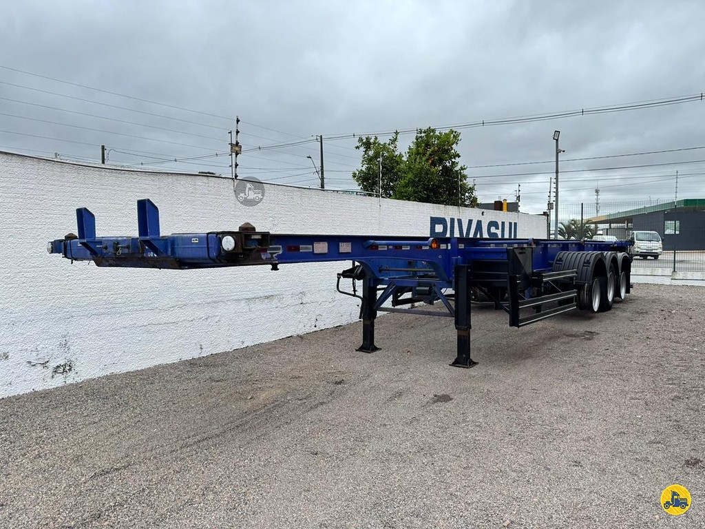 Carreta SEMI-REBOQUE PORTA-CONTAINER Guerra ANO 2011 3 Eixos de Rivasul Caminhões no Paraná