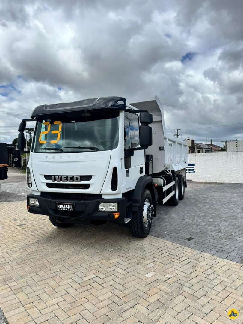 Caminhão IVECO TECTOR 260E30 Caçamba Basculante ANO 2023 de Rivasul Caminhões no Paraná