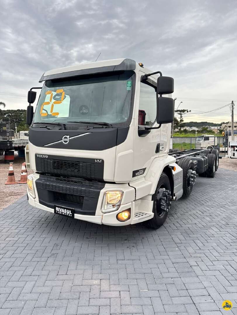 Caminhão VOLVO VM 330 Chassis ANO 2022 de Rivasul Caminhões no Paraná