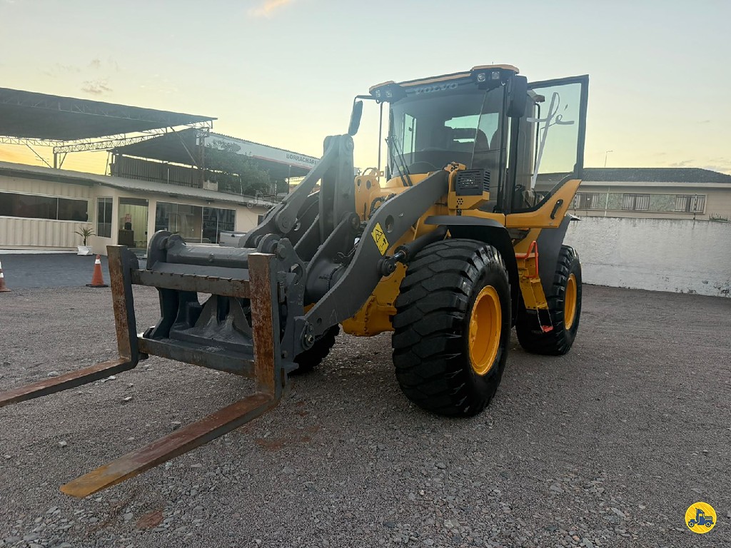 PA CARREGADEIRA VOLVO L60F ANO 2023 de Rivasul Caminhões no Paraná