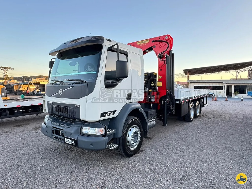 Caminhão VOLVO VM 270 Guincho Munck ANO 2015 de Rivasul Caminhões no Paraná