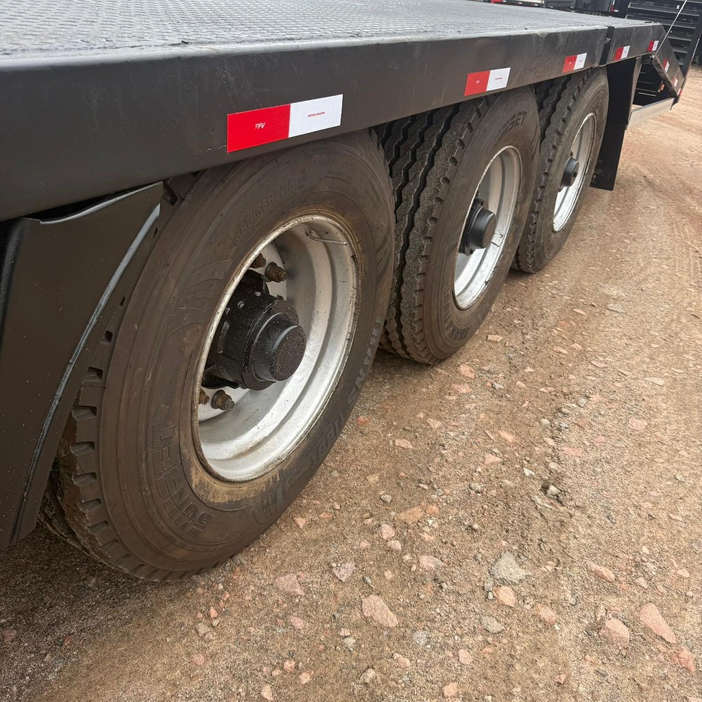 Carreta SEMI-REBOQUE PRANCHA Facchini ANO 2002 3 Eixos de Auto RF Curitiba PR no Paraná