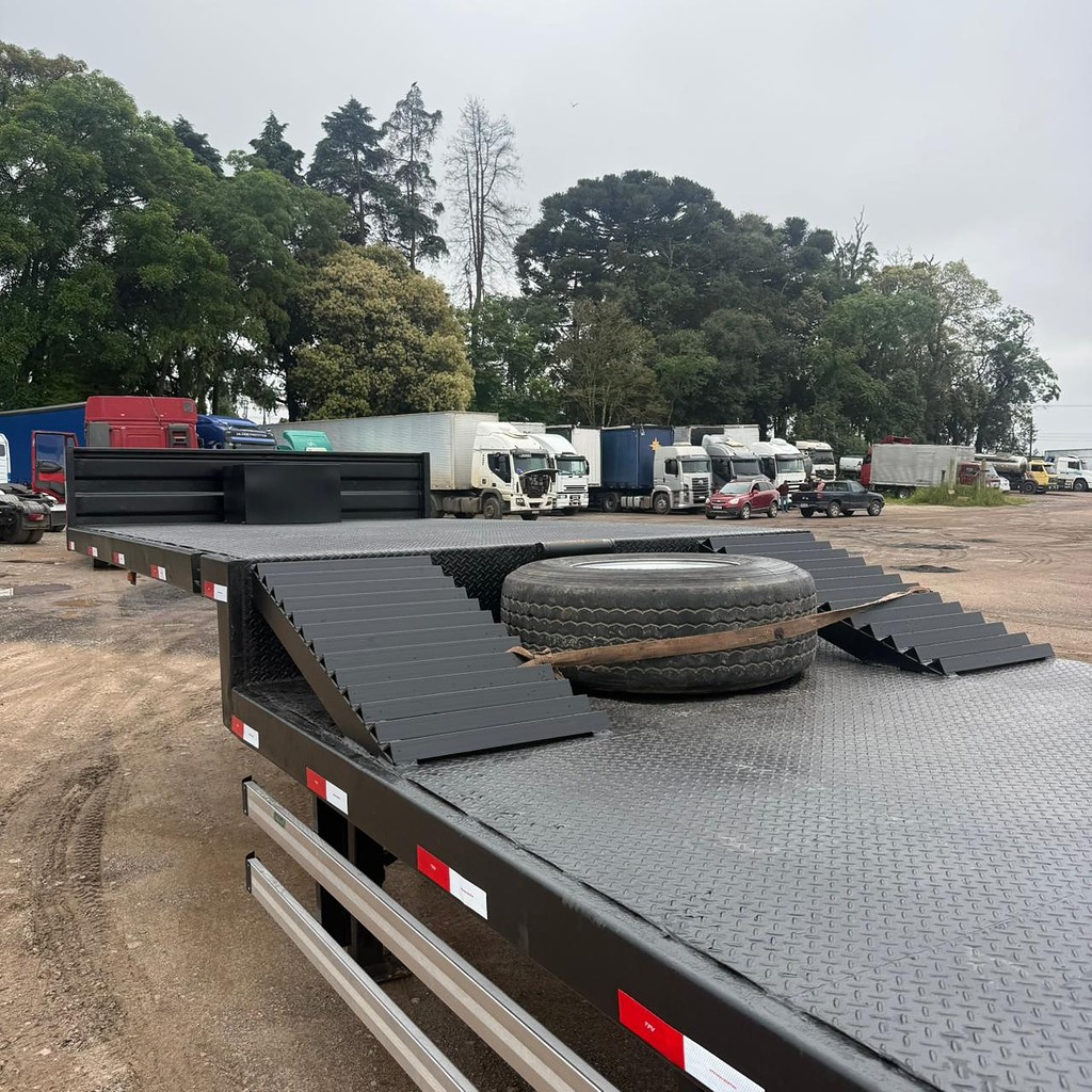 Carreta SEMI-REBOQUE PRANCHA Facchini ANO 2002 3 Eixos de Auto RF Curitiba PR no Paraná