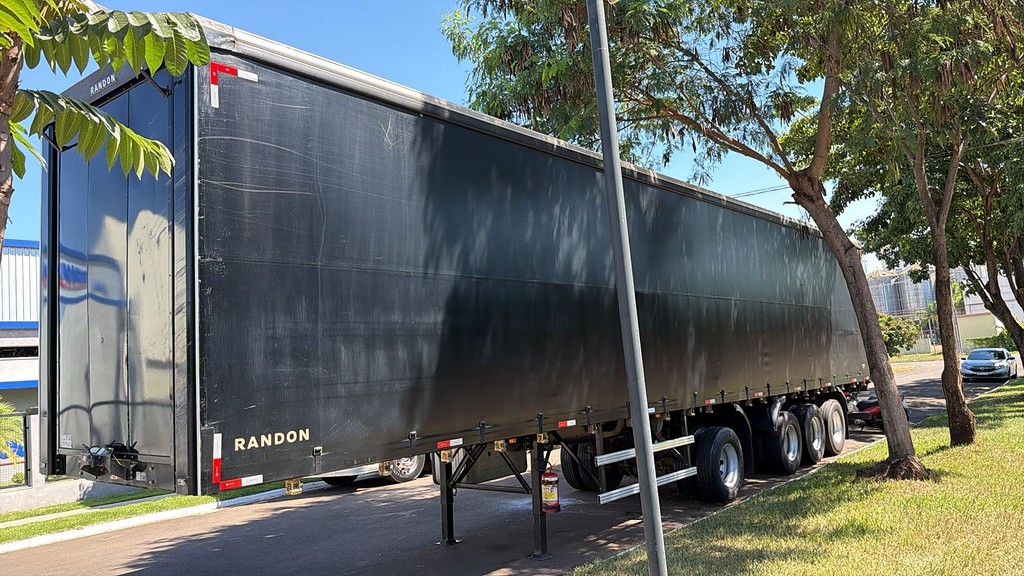 Carreta SEMI-REBOQUE BAU SIDER Randon ANO 2025 4 Eixos de Auto RF Curitiba PR no Paraná