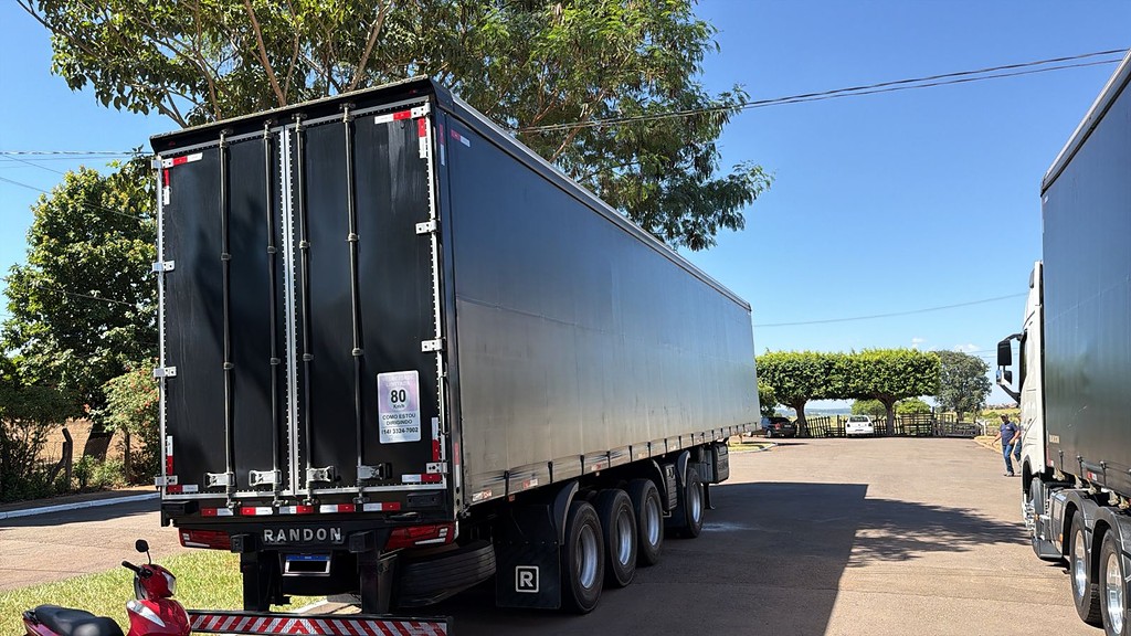 Carreta SEMI-REBOQUE BAU SIDER Randon ANO 2025 4 Eixos de Auto RF Curitiba PR no Paraná