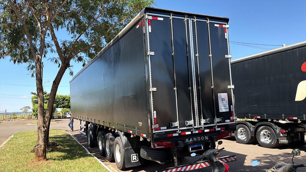 Carreta SEMI-REBOQUE BAU SIDER Randon ANO 2025 4 Eixos de Auto RF Curitiba PR no Paraná