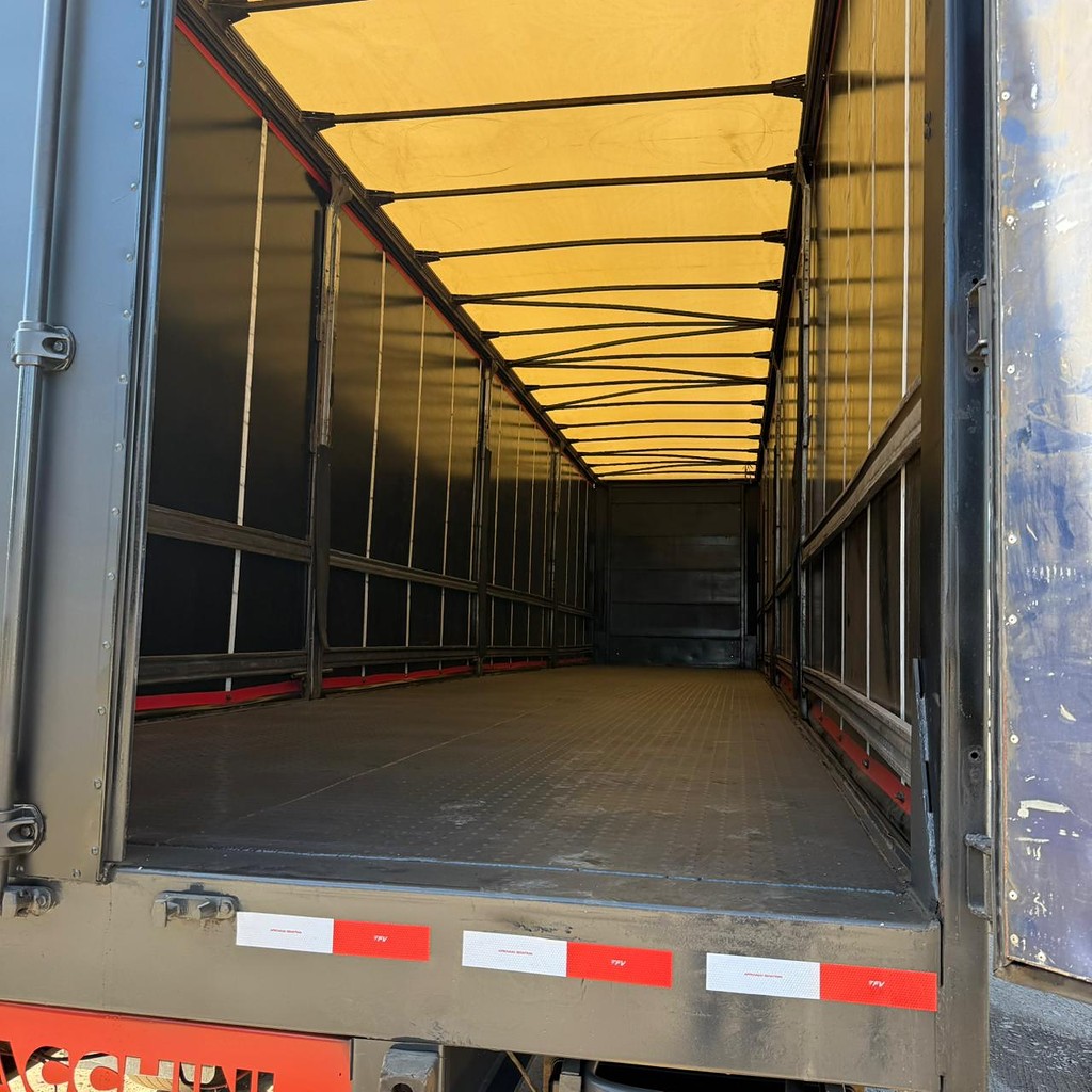 Carreta SEMI-REBOQUE BAU SIDER Facchini ANO 2008 3 Eixos de Auto RF Curitiba PR no Paraná