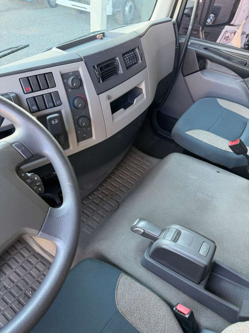 Caminhão VOLVO VM 330 Cavalo Mecânico ANO 2021 de G4 Caminhões no Paraná