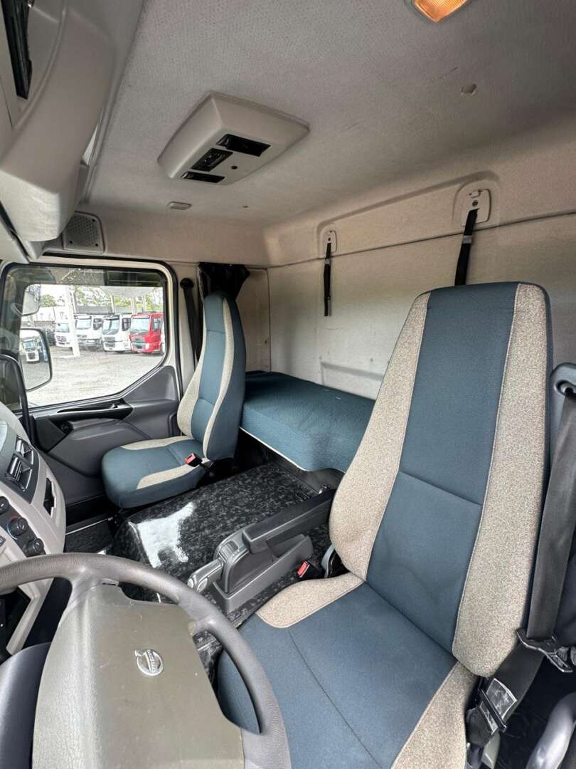 VOLVO VM 330 8X2 2021 de G4 Caminhões no Paraná