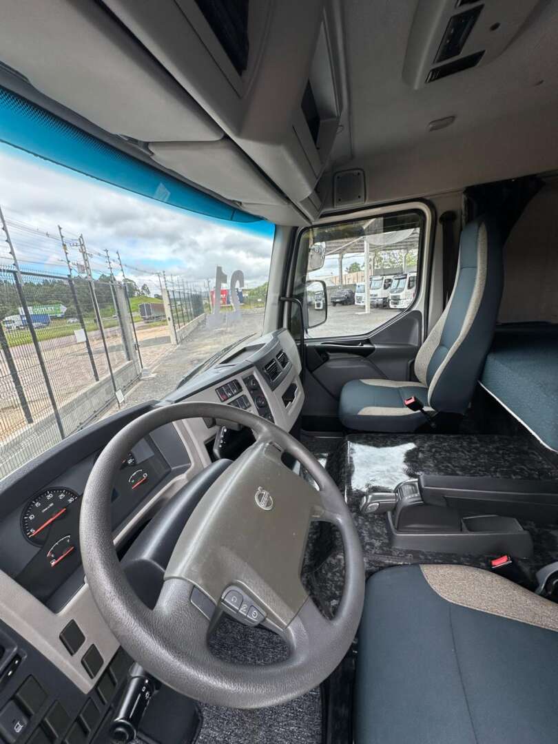 VOLVO VM 330 8X2 2021 de G4 Caminhões no Paraná