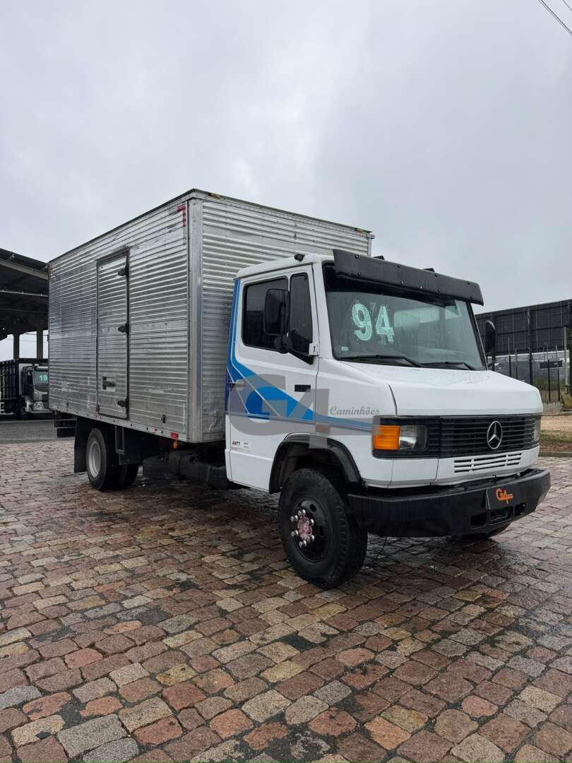 Caminhão MERCEDES BENZ MB 709 Baú Furgão ANO 1994 de G4 Caminhões no Paraná