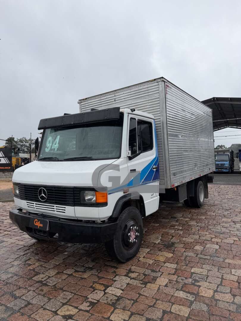 Caminhão MERCEDES BENZ MB 709 Baú Furgão ANO 1994 de G4 Caminhões no Paraná