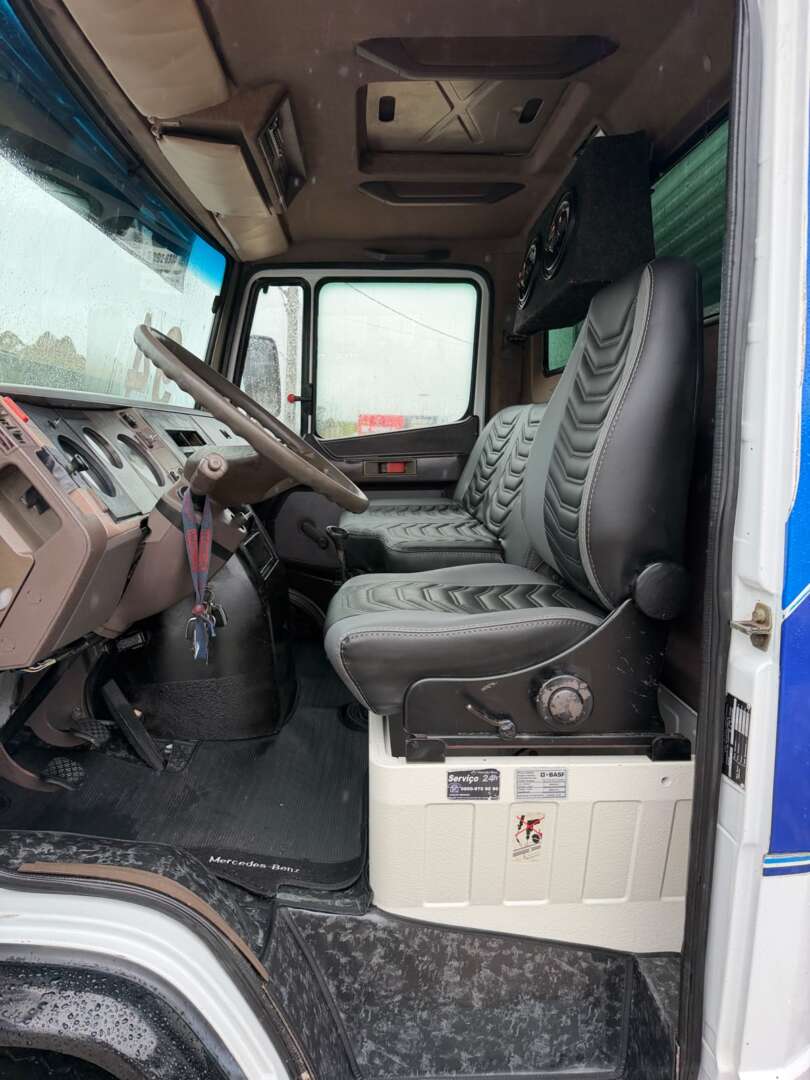 Caminhão MERCEDES BENZ MB 709 Baú Furgão ANO 1994 de G4 Caminhões no Paraná