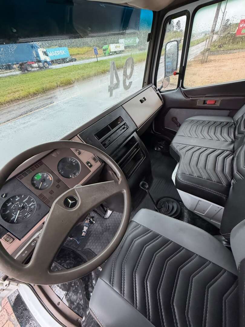 Caminhão MERCEDES BENZ MB 709 Baú Furgão ANO 1994 de G4 Caminhões no Paraná