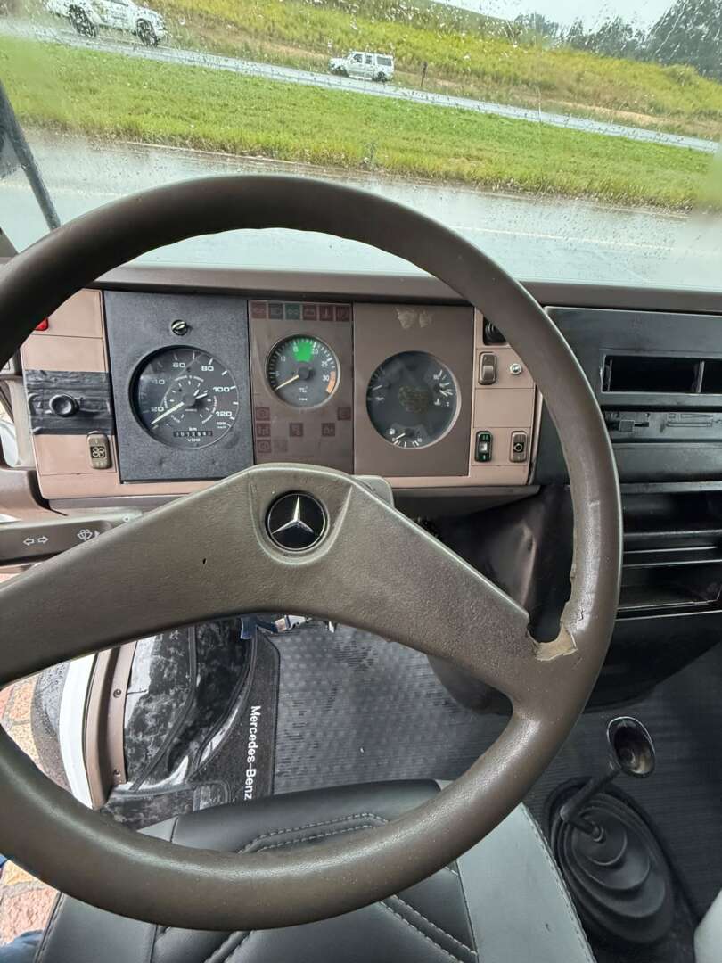 Caminhão MERCEDES BENZ MB 709 Baú Furgão ANO 1994 de G4 Caminhões no Paraná
