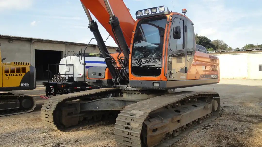 Escavadeira Doosan DX340 LC 2018 Revisada de Br Tratores no Paraná