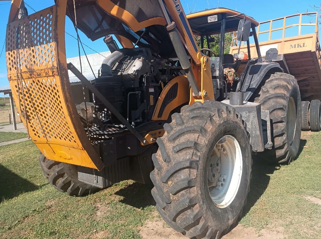 TRATOR VALTRA BH 180 ANO 2018 + CONJUNTO LÂMINA TATU de Julian no Mato Grosso do Sul