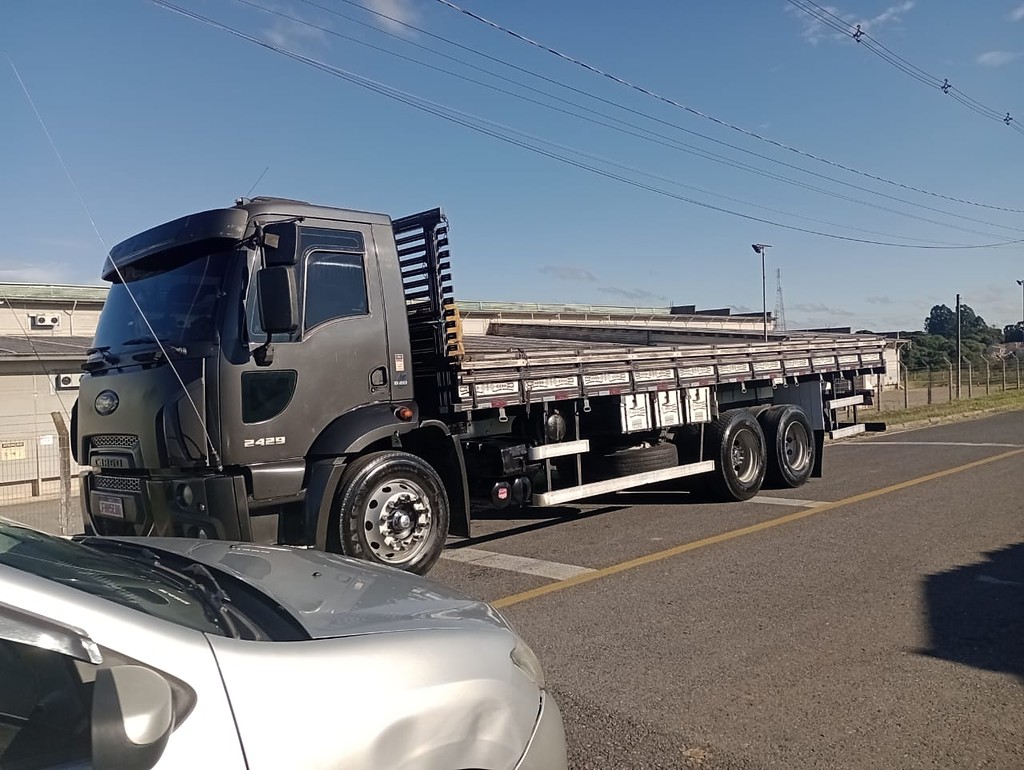Caminhão FORD CARGO 2429 Grade Baixa ANO 2015 de Luiz Rios no Paraná